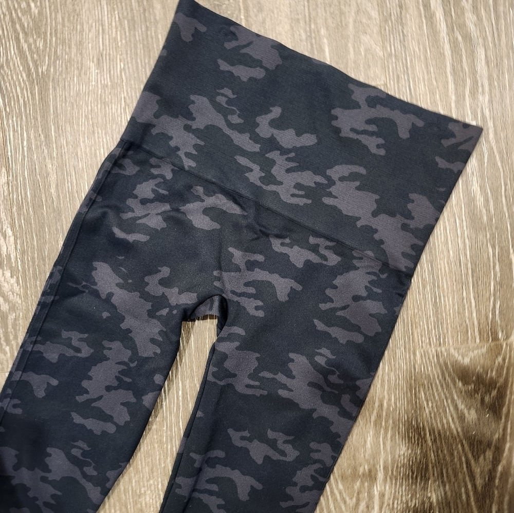 Spanx Look at Me Now Leggings in Black Camo size XL Brand New without tags - Picture 5 of 7